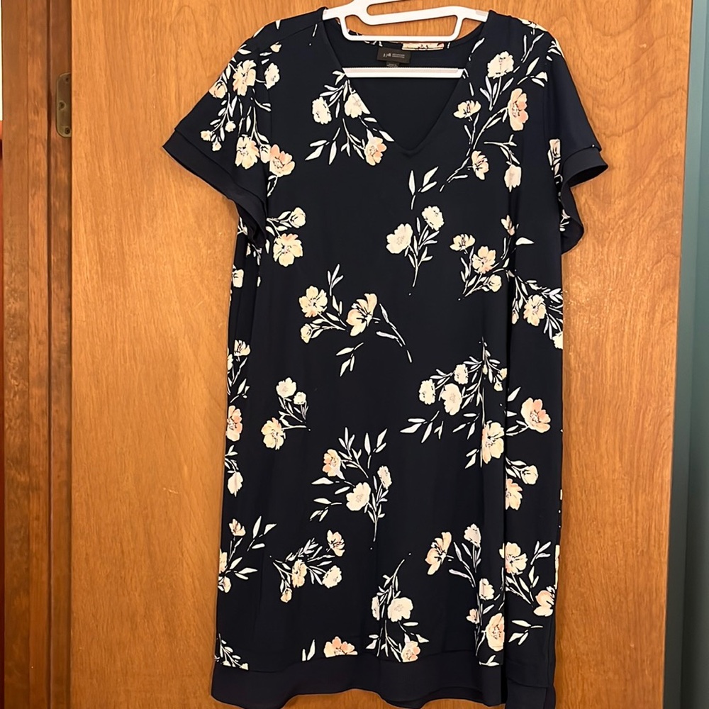 Womens J Jill Wearever Collection.  Navy floral.  Knee Length, Large Petite